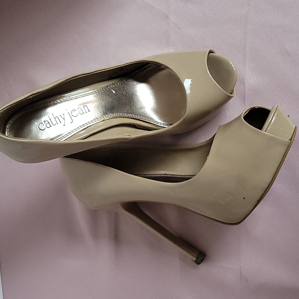 Cathy Jean Nude peep toe heels 7